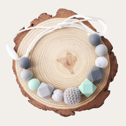collier-dallaitement-vert-sur-bois
