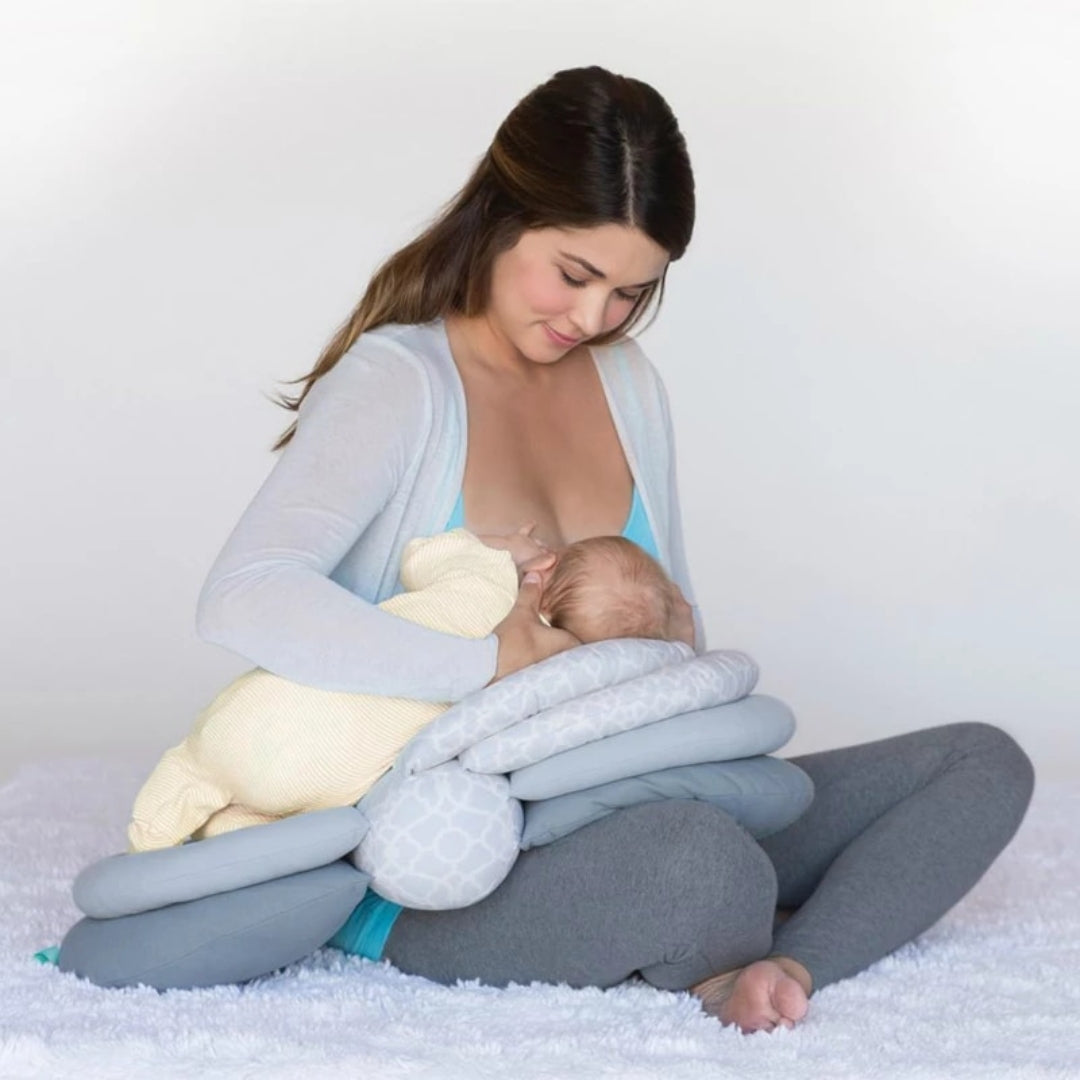 coussin-d-allaitement-maman-assise-tapis