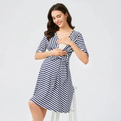 robe-allaitement-marine-assise-ouverture